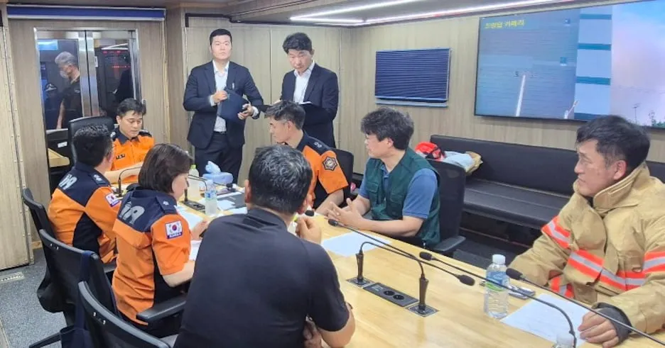 Incheon Coupang Fire: Firefighters Prioritize Exterior Attack Amid Collapse Risk Incheon Coupang Fire: Firefighters Prioritize Exterior Attack Amid Collapse Risk