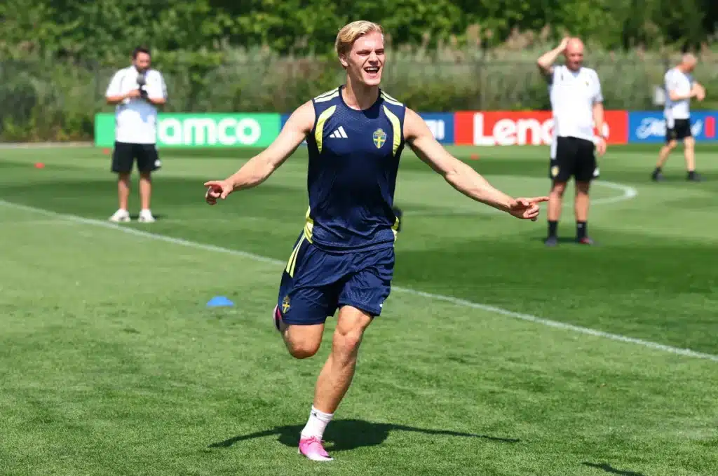 Tottenham Rejects Newcastle’s £46 Million Bid for Lucas Bergvall Tottenham Rejects Newcastle’s £46 Million Bid for Lucas Bergvall