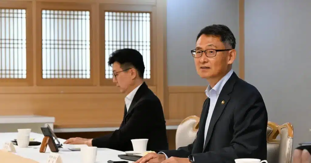 Government and Industry Collaborate on Currency Stability Measures Government and Industry Collaborate on Currency Stability Measures