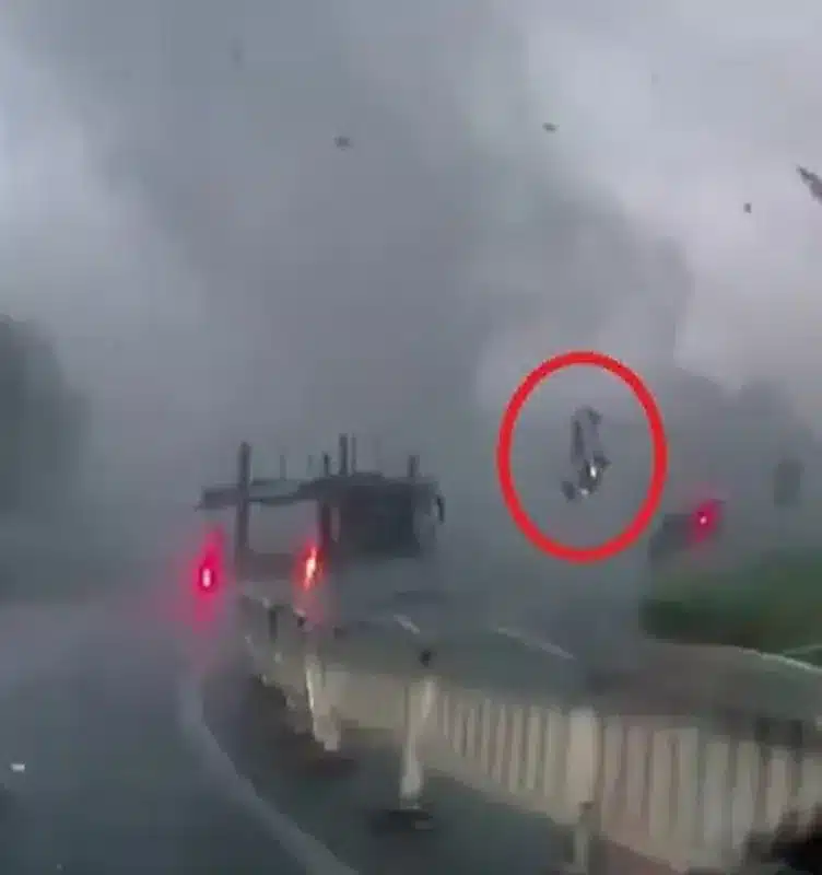 Typhoon Bavi’s Fury: Car Lifted by Gale-Force Winds on Chinese Expressway Typhoon Bavi’s Fury: Car Lifted by Gale-Force Winds on Chinese Expressway