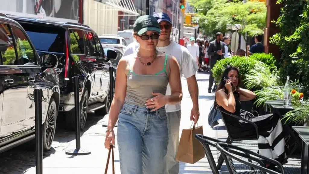 Blue Sneakers: The Perfect Summer Shoe for Jeans Blue Sneakers: The Perfect Summer Shoe for Jeans