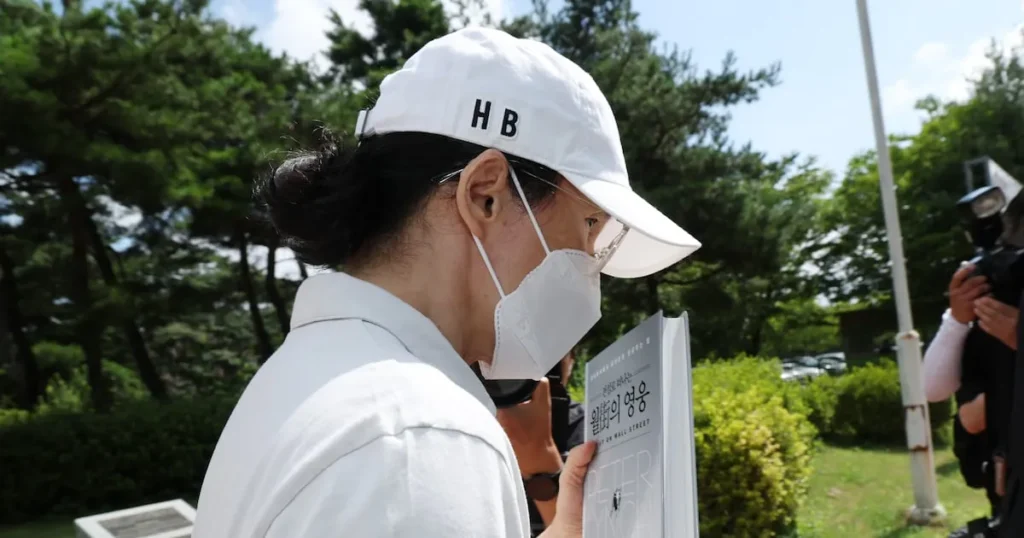 Cho Hyun-bum Released on Parole, Holding Investment Book