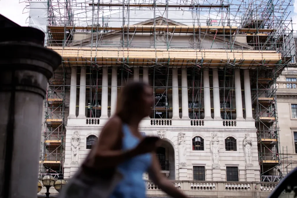 Bank of England Holds Rates Steady Amid Geopolitical Uncertainty