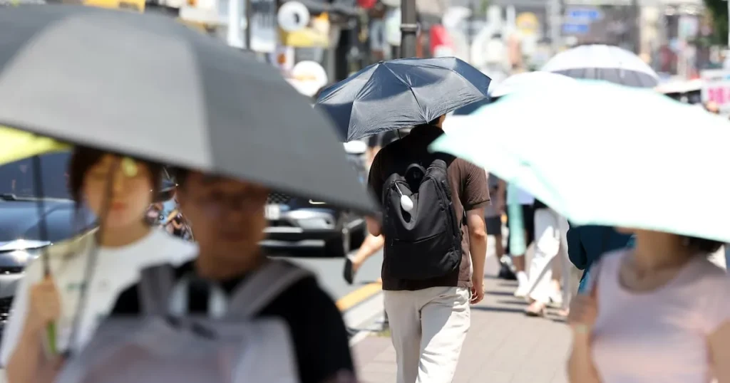 Scorching Heatwave Grips South Korea: Temperatures Soar, Humidity Remains High Scorching Heatwave Grips South Korea: Temperatures Soar, Humidity Remains High