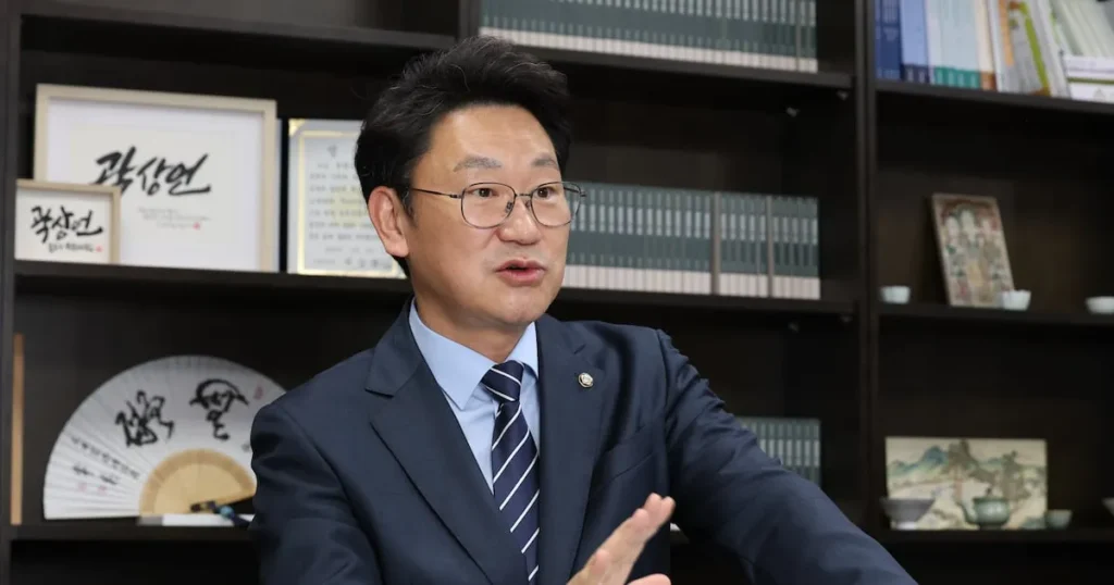 Kwak Sang-eon Challenges Narrative on Roh Moo-hyun and Prosecution Powers Kwak Sang-eon Challenges Narrative on Roh Moo-hyun and Prosecution Powers