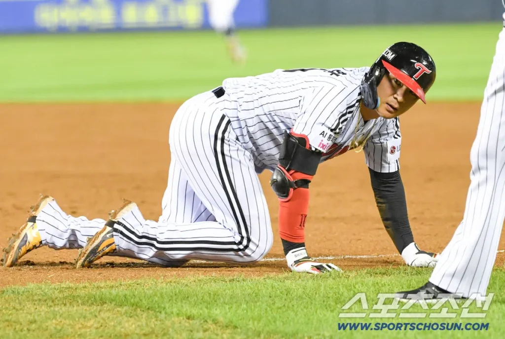 LG Twins Manager Yeom Kyeong-yeop Addresses Hitting Woes, Emphasizes Defensive Core LG Twins Manager Yeom Kyeong-yeop Addresses Hitting Woes, Emphasizes Defensive Core
