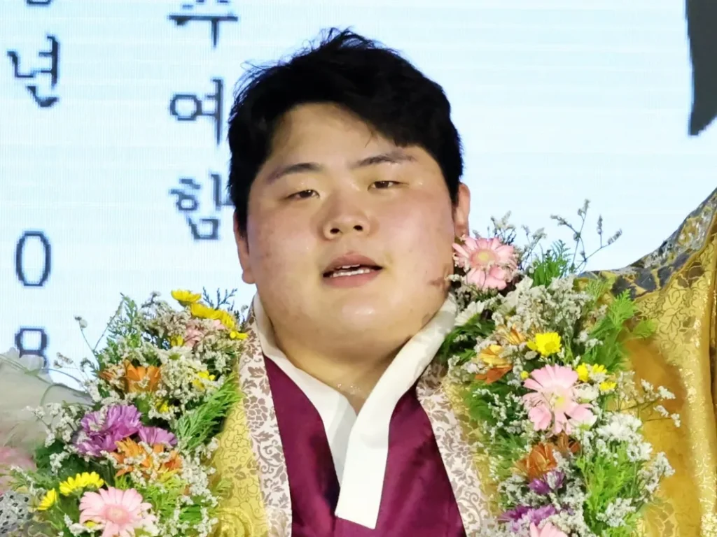 Kim Min-jae Claims 18th Baengdu Jangsa Title, Equaling Legend Lee Man-gi Kim Min-jae Claims 18th Baengdu Jangsa Title, Equaling Legend Lee Man-gi