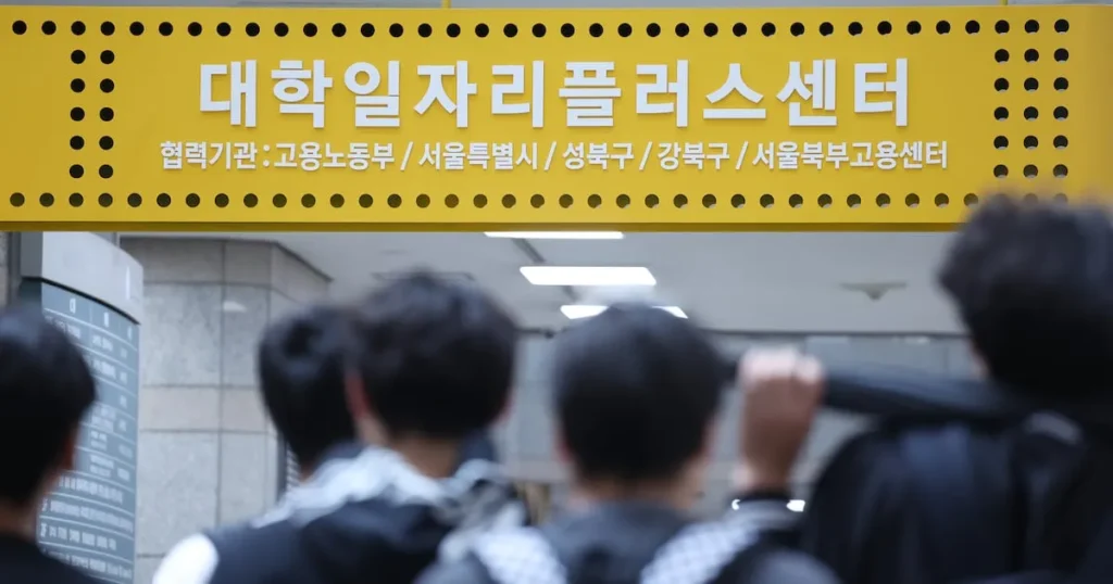South Korea’s Job Growth Forecast Halved Amid Semiconductor Sector Concerns