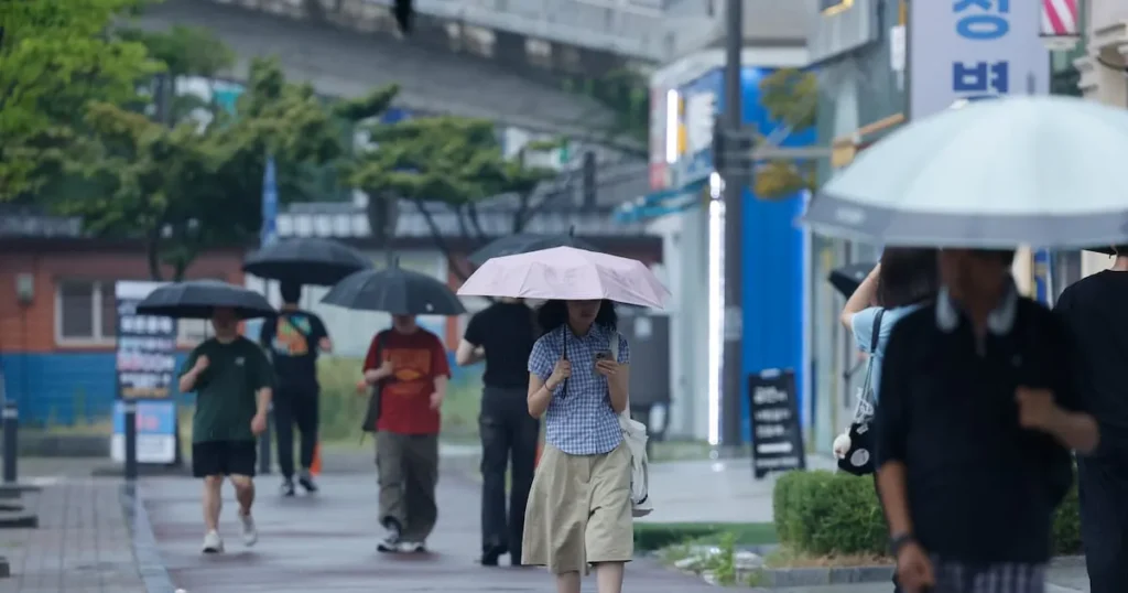 Nationwide Rain and Showers Expected Thursday: Highs Reach 34°C
