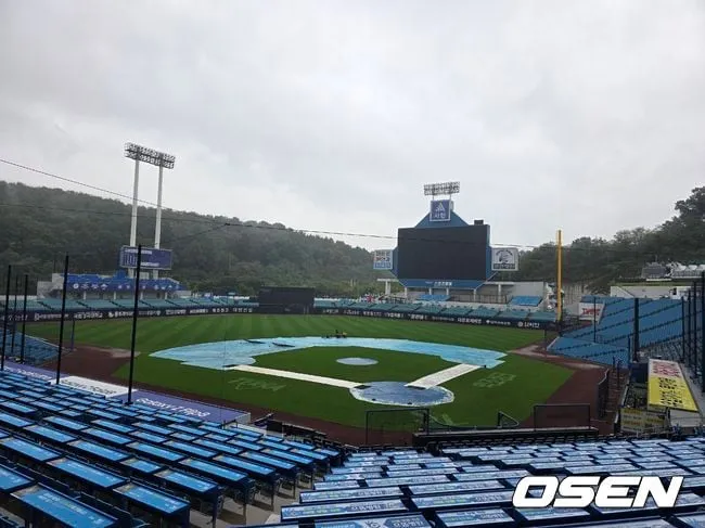 Heavy Rain Threatens Samsung Lions vs. Hanwha Eagles Game in Daegu Heavy Rain Threatens Samsung Lions vs. Hanwha Eagles Game in Daegu