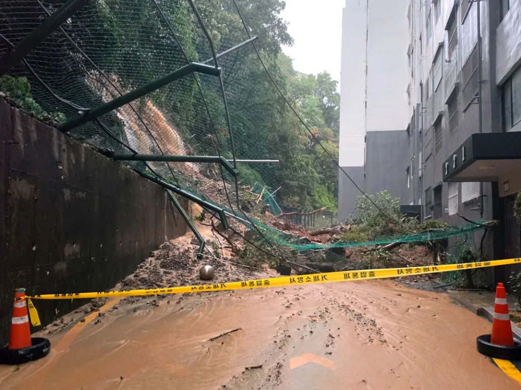 Geoje Hit by Torrential Rain: Landslide Traps Residents Geoje Hit by Torrential Rain: Landslide Traps Residents