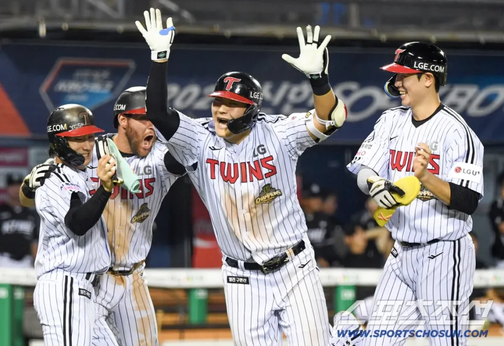 Moon Jung-bin Hits First Grand Slam, Revitalizing LG’s Season