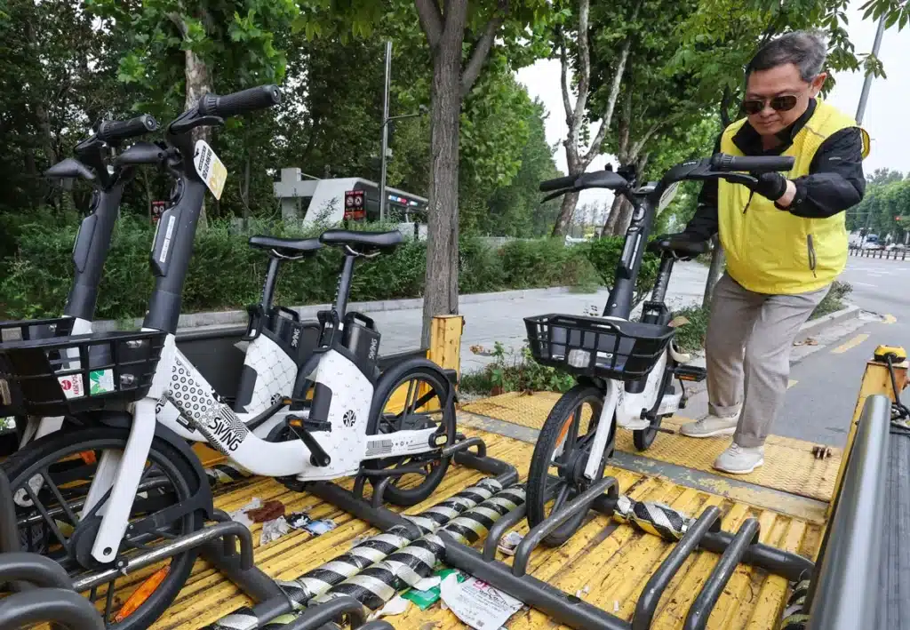 Shared E-scooters Block Sidewalks, Prompting New Regulations Shared E-scooters Block Sidewalks, Prompting New Regulations