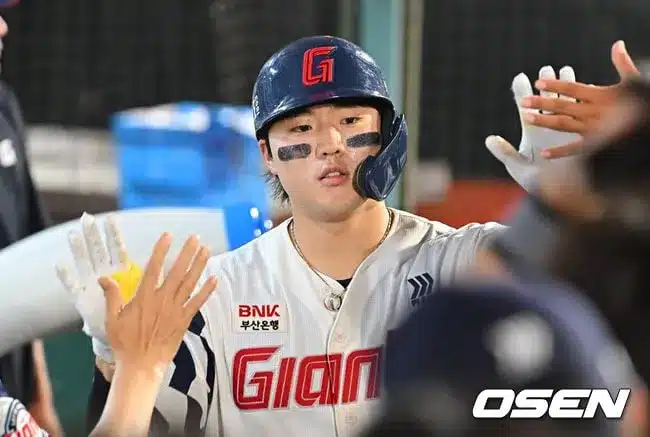Lotte Giants’ Son Sung-bin Out of Lineup with Wrist Injury Lotte Giants’ Son Sung-bin Out of Lineup with Wrist Injury