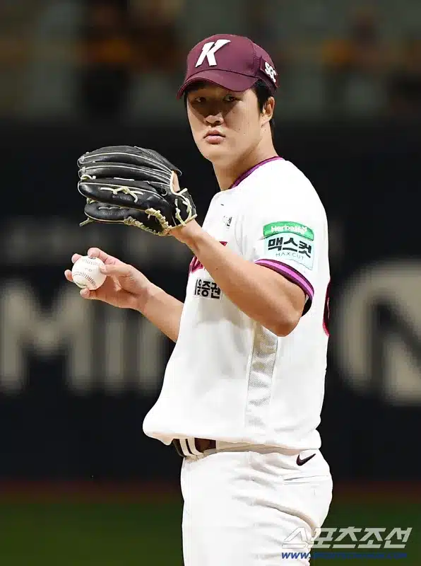 Jeon Jun-pyo’s Stellar Comeback: From Bullpen Struggles to Starting Rotation Ace Jeon Jun-pyo’s Stellar Comeback: From Bullpen Struggles to Starting Rotation Ace