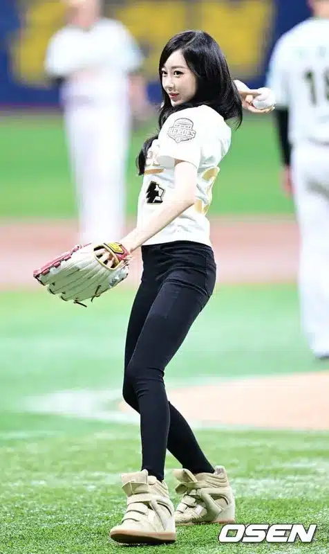 KBO League: aespa’s Giselle Throws First Pitch at Kiwoom vs. Samsung Game KBO League: aespa’s Giselle Throws First Pitch at Kiwoom vs. Samsung Game