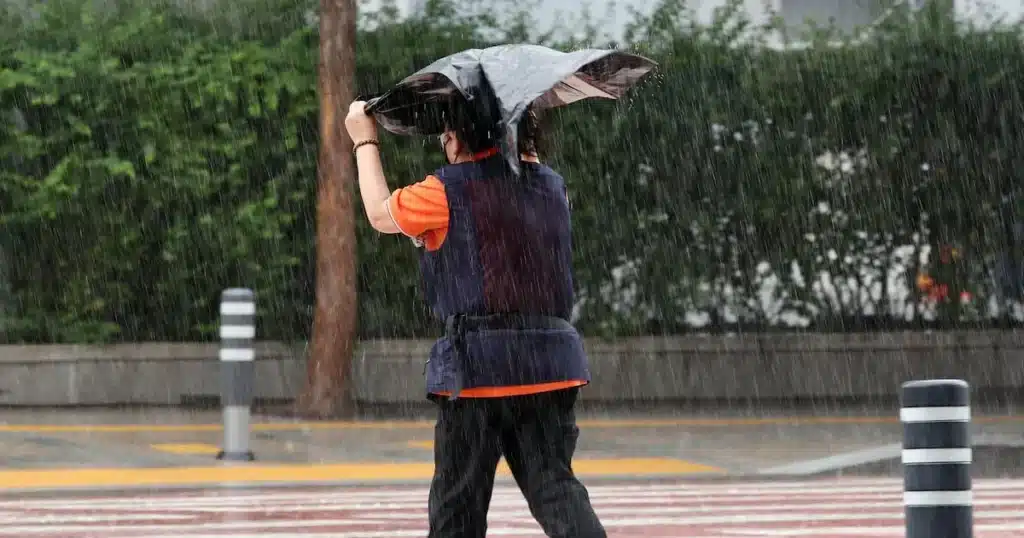Nationwide Showers Expected Saturday with Highs Reaching 32°C