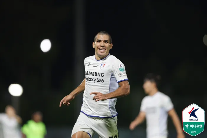 Suwon Samsung Surges Ahead in K League 2 Promotion Race Suwon Samsung Surges Ahead in K League 2 Promotion Race