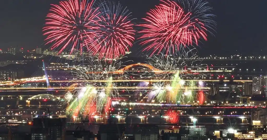 Seoul World Fireworks Festival Dazzles 530,000 Spectators Seoul World Fireworks Festival Dazzles 530,000 Spectators