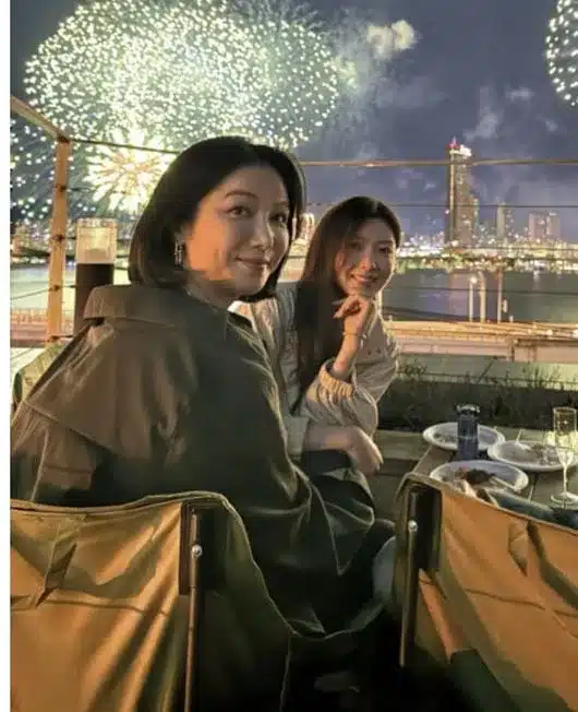 Kim Ok-bin Radiates Joy After Marriage at Fireworks Festival Kim Ok-bin Radiates Joy After Marriage at Fireworks Festival