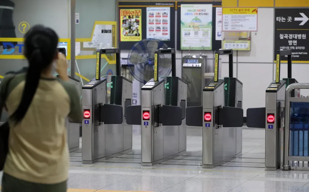 Daegu Subway Line 3 Halts Due to Power Outage During Rush Hour