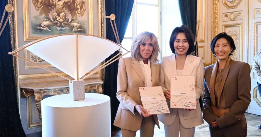 First Ladies Kim Hye-kyung and Brigitte Macron Visit ‘HanjiMania’ Exhibition First Ladies Kim Hye-kyung and Brigitte Macron Visit ‘HanjiMania’ Exhibition