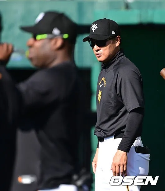Lee Seung-yeop Honors Baseball Legend Chang Hoon Lee Seung-yeop Honors Baseball Legend Chang Hoon