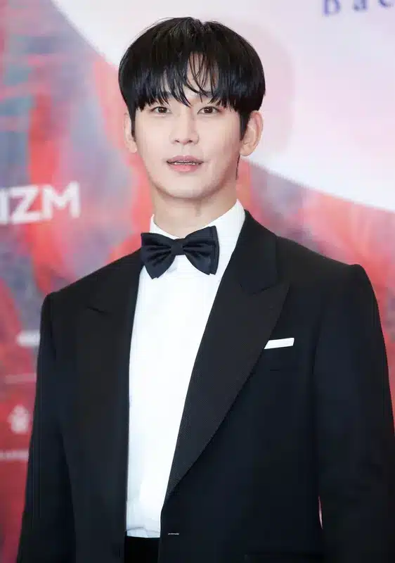 Kim Soo-hyun Returns to Domestic Stage After 18 Months Kim Soo-hyun Returns to Domestic Stage After 18 Months
