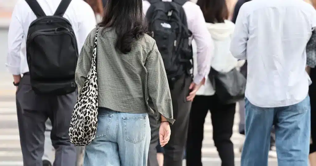 South Korea Weather: Warm Spring Day with Significant Temperature Swings